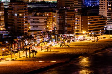 Geceleri Benidorm 'un Levante Plajı