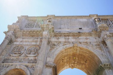 Constantine kemerine bakıyorum.