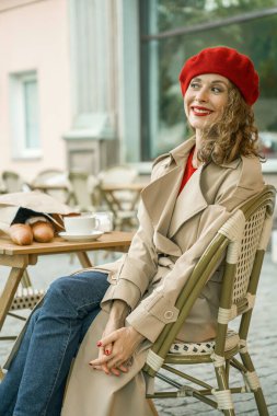 Kahve ve baget ekmeği olan şık bir kadın..