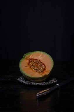 Açık kavun görüntüsü, siyah arkaplan