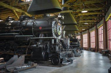 Buhar makinesi yuvarlak evin pencerelerine bakıyor.