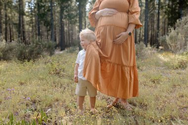 Küçük kardeş kız kardeşinin gelmesini bekliyor.