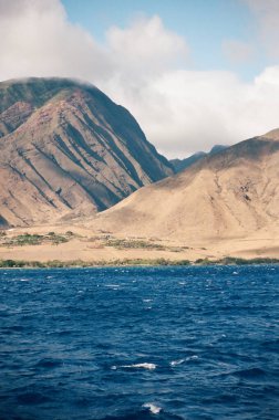 Okyanustan Maui dağlarının manzarası