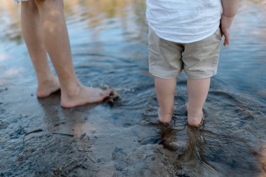 Çocuklar su birikintisinde oynuyorlar.
