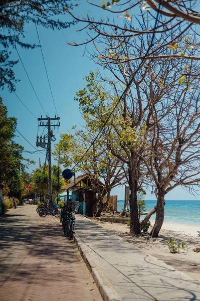 Bisikletler sahil yolunda, Gili Air, Endonezya