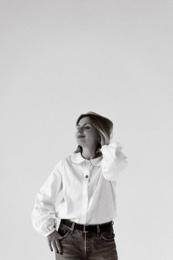 Beyaz Gömlekli Kadın El Saçta Poz Veriyor, Minimalist Arkaplan