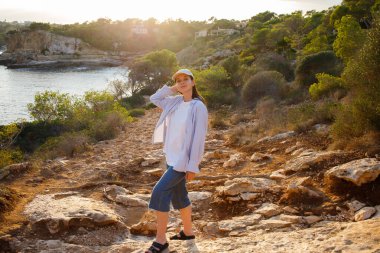 İspanya 'nın Mallorca adasında yürüyüş yolunda yürüyen bir kadın.