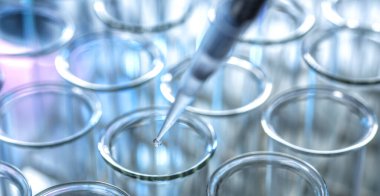 Bir laboratuvar deneyi sırasında borulama örneği