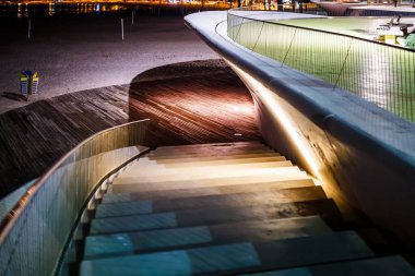 Benidorm 'da Aydınlatılmış Eğri Merdiven Düşüşü