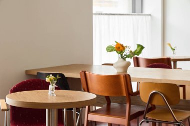 Gün boyunca masalarla ve taze çiçeklerle dolu rahat bir kafe.