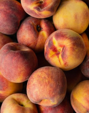 Üst görünüm birçok taze şeftali dolgu çerçevesini kapatır.