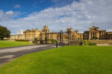 Blenheim Sarayı muhteşem bir 18. yüzyıl kır evi.