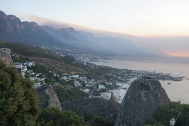 Kamp Körfezi ve 12 Havariler Sunset, Cape Town 'da sıradalar.