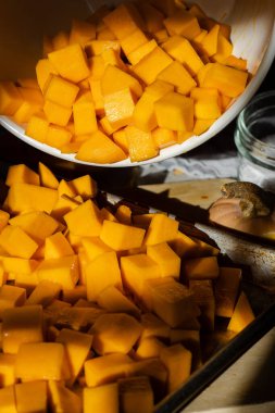 Bir kase küp kabak kızartma tepsisine döküldü.