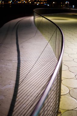 Eğri Beton Tırabzan ve Çatı Perspektifi