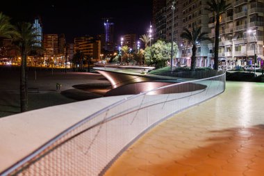Yükseltilmiş Gezinti Alanı ve Şehir Ufku Gece Manzarası