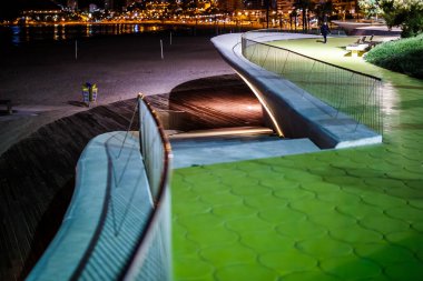 Sahile bakan dolambaçlı gezinti yolu