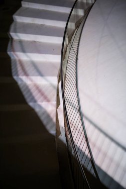 Eğri Merdivende Dramatik Gölgeler Yükseliyor