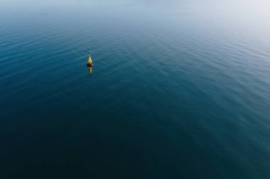 Reykjavik 'te sakin mavi deniz suyunda yüzen seyir şamandırası