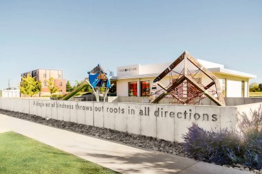 Restorandaki çocuk parkında betona kazınmış nazik bir alıntı var.