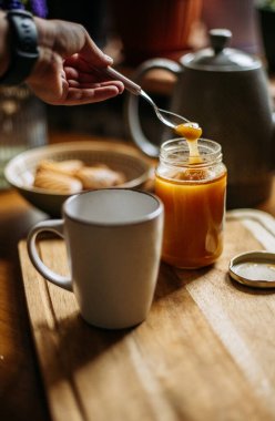 Bir fincana bal dök