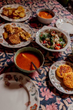 Sıcak yemek masası, çorba, salata ve kızarmış köfte.