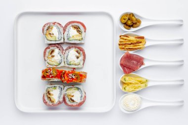 Ton balığı, avokado ve Philadelphia peynirli suşi.