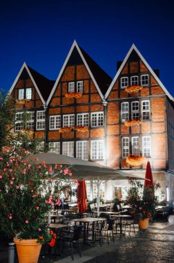 Radyasyon Alman Mimarisi ve Akşam Sokak Sahnesi, efendim.