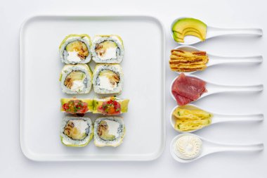 Ton balığı, avokado ve Philadelphia peynirli suşi.