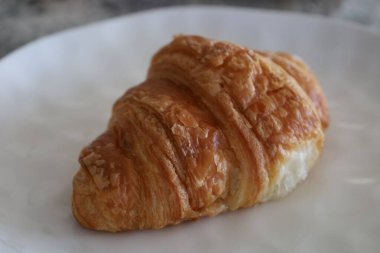 Tabakta tek kruvasan, üst manzara.