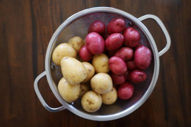 Kolander 'da Taze Kırmızı ve Sarı Patatesler