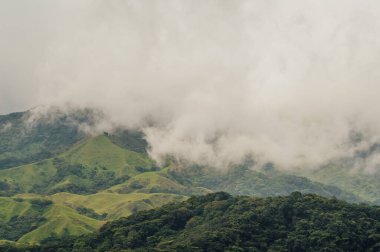 Monteverde, Kosta Rika 'da Yeşil Dağların Üzerinde Düşük Bulutlar Yuvarlanıyor