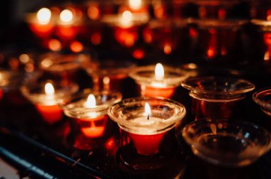 Bokeh efektli kırmızı adak mumları, Munster, Almanya.