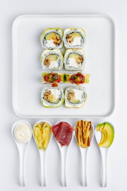 Ton balığı, avokado ve Philadelphia peynirli suşi.