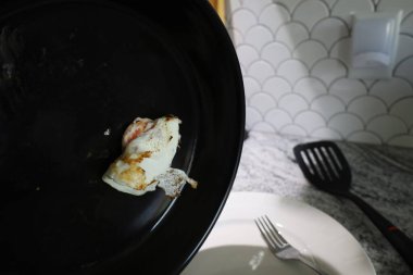 Tezgahın Üzerinde Siyah Tavada Kızarmış Yumurta