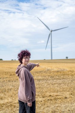 Genç kız ve yel değirmenleri gelecek ve yeşil enerji konsepti