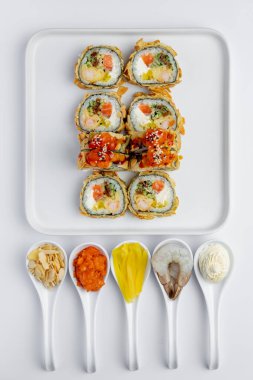 Somon, ton balığı, karides, avokado ve krem peynirli fırında suşi.