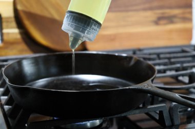 Yağ dökme Demir Tavaya dökülüyor