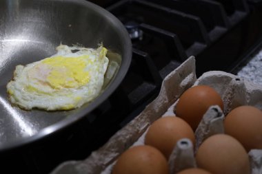 Paslanmaz Çelik Tavada Yumurta Kızartma Kutusunda Kahverengi Yumurta