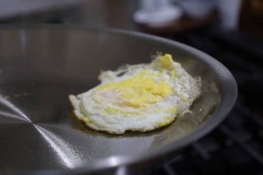 Paslanmaz Çelik Tavada Kızarmış Yumurta Pişirme Yaklaş