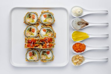 Somon, ton balığı, karides, avokado ve krem peynirli fırında suşi.