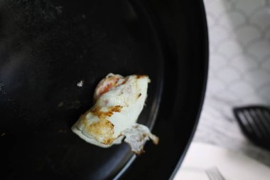 Tezgahın Üzerinde Siyah Tavada Kızarmış Yumurta