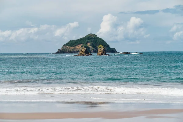 Espadilla sahilindeki Rocky Adası, Manuel Antonio, Kosta Rika