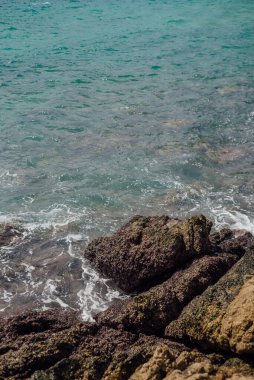 Rocky Shoreline ve Turkuaz Su Yanui Sahili, Phuket, Tayland