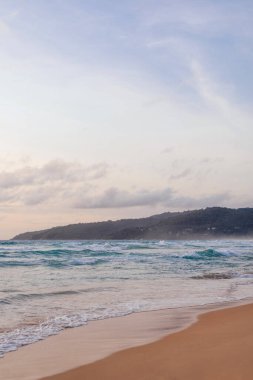 Karon Sahili, Phuket, Tayland 'da Dalgaların Üzerinde Yumuşak Akşam Işığı