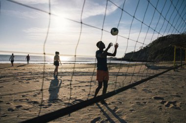 Nikaragua plajında voleybol oynayan bir adam.