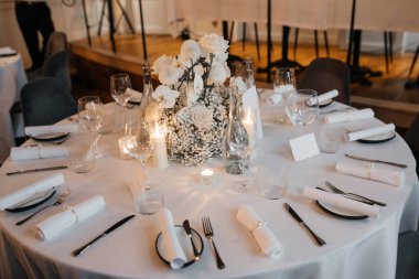 Beyaz Güllerle Zarif Düğün Masası Ayarları