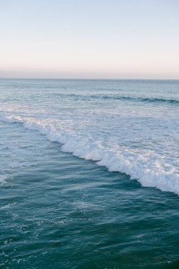 Oceanside California 'da güzel mavi okyanus manzarası