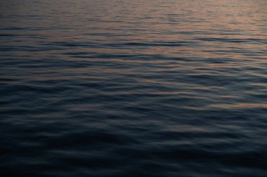 Gün batımında derin mavi lcalm ake suyuna yaklaş.