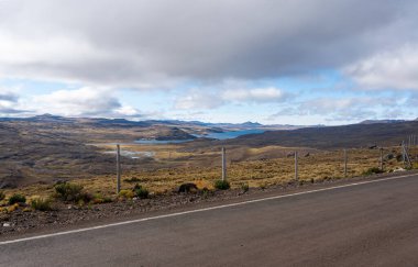 Arka planda Choclococha lagünü